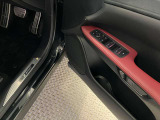 ドアの開閉はe-ラッチによりおこないます。後方より接近する車両と衝突の危険がある場合は開けずにお知らせします