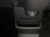 前席足元部分には12V電源と、ちょっとした小物を入れるのに便利な収納BOXもあります。