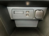 USBポートも装備していて、車内でのモバイルツールの充電にも使用していただけます。