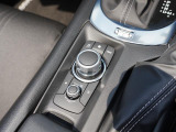マツダコネクトを操作するコマンダーコントロールです。運転中に自然と手の触れる位置に配置されています。