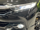 【LEDヘッドライト】悪天候や夜間走行時も良好な視界を確保し安心して運転できる高輝度LEDヘッドライトを装備!点灯速度が早く、消費電力も抑えられています。