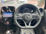 使いやすく安全な操作性と良好な視界を実現した運転席!