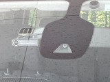 【エマージェンシーブレーキ】走行中に前方の車両等を認識し、衝突しそうな時は警報とブレーキで衝突回避と被害軽減をアシスト。より安全にドライブをお楽しみいただけます。