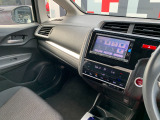 助手席周辺はこのようになっております。運転手だけでなく助手席に一緒に乗られる方も広々と快適にお乗り頂けるような設計です!各種装備を次の写真からご案内いたしますのでご覧ください。