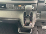 ハンドルに近い位置で運転席からも見やすく操作しやすいインパネシフト。パッと見ただけで、どのギアに入っているのかが判断しやすいところもイイですね!