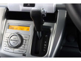 インパネシフトだから視線の移動も少なく足元もスッキリ♪運転席もゆったりしているのでゆとりを持ってドライブできますね!