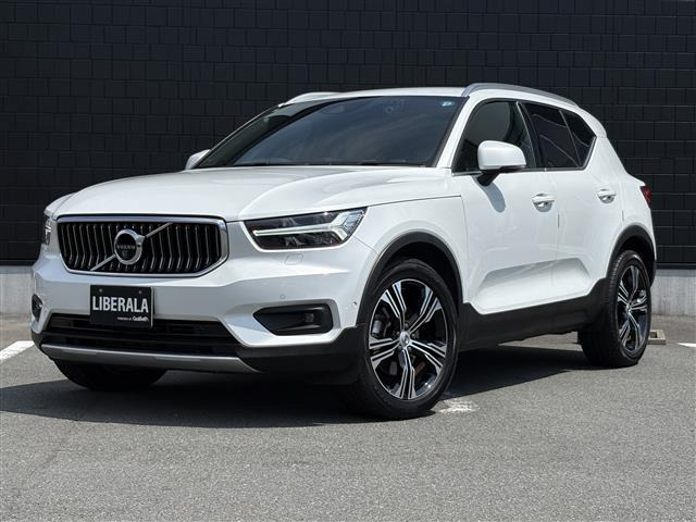 XC40 T4 AWD モメンタム 4WD 本革シート