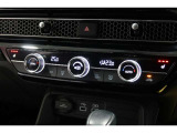 運転席と助手席の温度設定の変更が可能な左右独立タイプのデュアルエアコンです♪♪♪暑がりな人・寒がりな人も誰もが車内を快適にお過ごしいただけます♪♪♪
