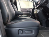 パワーシート搭載。微妙な調整が手軽にでき、ピッタリなポジションで運転することが可能です。