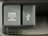 【アクセサリーソケット(電源ソケット)】電源からケーブルをつなげば、スマートフォンなどの電子機器の充電などを行うことができます!ゲーム機器や、カメラの充電にも便利ですね。