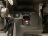 セレクトレバーの右に電子制御パーキングブレーキがあります。スイッチひとつで、停車した地点の傾斜などをシステムが検知・判断してブレーキ力を自動的に最適制御し、しっかり停車できるパーキングシステムです。