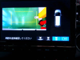 バックカメラの画像です。ガイドラインがスムースな車庫入れをサポートいたします。車庫入れの安心感がアップしますね。