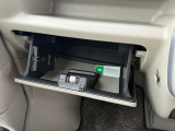 車検証などが収納できるグローブボックスも完備!