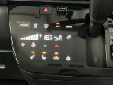 段差のないパネルスイッチのオートエアコン付きです。予め温度設定すれば後はセンサーが感知して設定温度を保ってくれますので快適なドライブが楽しめます。雨の日のガラスの曇りもなく安全な運転ができます。
