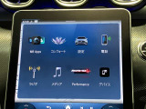 新しくなったセンターコンソールはスマートフォンを操作するような感覚でナビから車両の設定までが可能です。