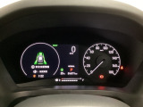 ハイブリット車専用のメーターです。右側の大型スピードメーターに加え、ステアリングスイッチを使って左のマルチインフォメーション・ディスプレイで燃費や動力伝達などの情報が見れるようになっています。