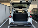 バックドアは大きく開きます。定員乗車時でも十分広いラゲッジスペースを確保しています