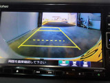 バックモニター付きで慣れない駐車場や車庫入れをサポートします。