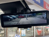 スマートルームミラーが付いております。後席に人が乗車した時や沢山の荷物を積んだ時もバックミラーの視界が遮られる事無く見えるので便利です♪