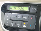 【オートエアコン】一度お好みの温度に設定すれば、車内の温度を検知し風量や温度を自動で調整。暑い&hellip;寒い&hellip;と何度もスイッチ操作をする必要はありません。快適な車内空間には必須の機能ですね♪