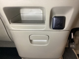アクセサリーソケットはUSBのアダプターなどをつければ、スマホの充電にも使えます。周辺には物が置けるボックスがついています。