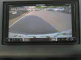 ギヤをRに入れるとナビの画面に後ろの映像が映るリヤカメラ付!後退時の安全確認やコンディションの悪い視界でもカラーバックモニターがドライバーをサポート☆☆☆