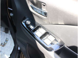 運転席側のドア内側です。ドアミラーの格納や角度調整やパワーウィンドーのスウィッチがコンパクトにまとまっています。カップホルダーも付いています。