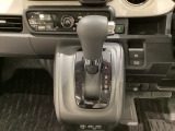 CVT車のセレクトレバーです。低速から高速まで、変速ショックのないスムーズな走りを実現するとともに、エンジン効率のよい領域を維持することで燃費にも貢献します。