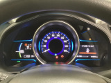 ハイブリット車専用のメーターです。中央のスピードメーターより左右のサブデスプレイで燃費や動力伝達などの情報が見れるようになっています。
