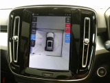 画面分割表示にも対応した360&deg;ビューカメラを搭載。狭い場所での取り回しも安心です。画面を分割することで、俯瞰画像と同時に車両前方または後方の180&deg;広角映像を表示することができます。