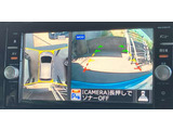アラウンドビューモニターです。4つのカメラからの映像を合成・処理することで空から見下ろすような視点で周囲を確認でき、駐車時のクルマの位置確認がスムーズになります。