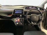運転席は見やすく整理され、ナビも美しく装着され操作性にも優れています!