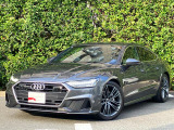 Audiデザインの特徴であるシングルフレームグリルが存在感を主張します。