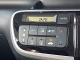 【オートエアコン】一度お好みの温度に設定すれば、車内の温度を検知し風量や温度を自動で調整。暑い&hellip;寒い&hellip;と何度もスイッチ操作をする必要はありません。快適な車内空間には必須の機能ですね♪