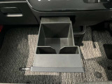 前席中央部にドリンクホルダーあります♪運転中でも手が届きやすい位置にあって使い易いです♪