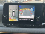 アラウンドビューモニターです。4つのカメラからの映像を合成・処理することで空から見下ろすような視点で周囲を確認でき、駐車時のクルマの位置確認がスムーズになります。