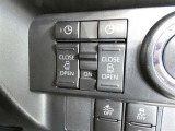 電動スライドドアのスイッチで車内からもスライドドアの開閉ができます。イージークローザー機能で半ドアになることも防止してくれます。