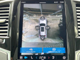 【360&deg;ビューカメラ】4台の高解像度カメラで360度の鳥瞰図を表示。隣の車や壁、死角にある障害物などを画面で確認できるため、狭いスペースでの駐車・出入りも安心です。
