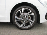 全車両に標準装備の純正アルミホイールは、純正ならではのバランスの良いデザインと、走行安定性をお楽しみ頂けます。