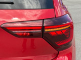 LEDテールランプ(ダイナミックターンインジケーター付き)特徴的な配光パターンによって後続車からの視認性が高まり、万一の追突の危険性を軽減します。