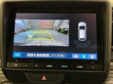 リバースギアに入れるだけで後方の表示へ切り替わります。夜間や雨の日の駐車も楽になりますよ。