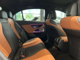 メルセデスのシートは少し硬めになっております。長時間の運転の際、適度な反発があることでお尻や腰の負担を減らす効果が御座います。