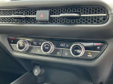 オートエアコンは左右席で独立温度コントロールが可能です。シートヒーター付きで、冷えた車内でもスイッチを押せば数秒で座面と背もたれがあたたかくなります。