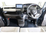 ドライバーを包み込むように、ディスプレーやスイッチ、コンソールを配置。座った瞬間から運転への期待が!空間そのものの心地よさにこだわっています。