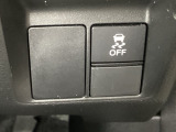 VSA装備車です。VSAはドライバーの操作と車の動きを見守っています。もし車の挙動が乱れたとき、4輪別々にブレーキをかけたり、エンジンパワーをしぼることによって車を安定させます。