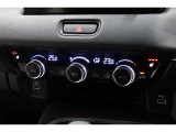オートエアコンは左右席で独立温度コントロールが可能です。運転席はキンキンに冷やして助手席はマイルドにと言った設定が可能です☆暑さ寒さでケンカすることもなくなりますね♪