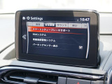 こちらのお車には先進安全装備が多数搭載されています。衝突被害を回避あるいは軽減するためのブレーキや、後方死角からの接近警報、車線逸脱を防止する警報装置など、詳しくはスタッフまでお尋ねください。