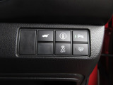 パーキングセンサーや横滑りを防ぐVSA等のスイッチ類は運転席の右側、手の届きやすい位置にあります。