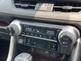 【シートヒーター&ベンチレーション】夏場は涼しい風でお尻や背中の熱やムレを防ぎ、冬はエアコンよりも早く温まってポカポカに!季節を問わず快適に過ごせます。