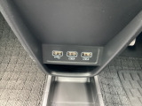 USB入力端子がひとつ、USB住んでん端子がふたつ装備されています。スマホなどの充電に便利ですね。